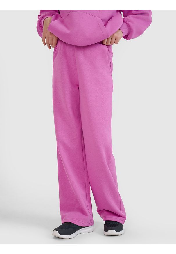 4f - 4F Spodnie dresowe z szerokimi nogawkami dziewczęce - różowe 122 (6-7 lat). Okazja: na co dzień. Kolor: różowy. Materiał: dresówka. Wzór: gładki, ze splotem. Sezon: lato. Styl: casual, sportowy