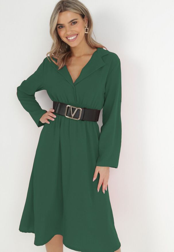 Born2be - Zielona Sukienka Koszulowa z Marszczoną Gumką w Talii Emonia. Kolor: zielony. Długość rękawa: długi rękaw. Typ sukienki: koszulowe. Długość: midi