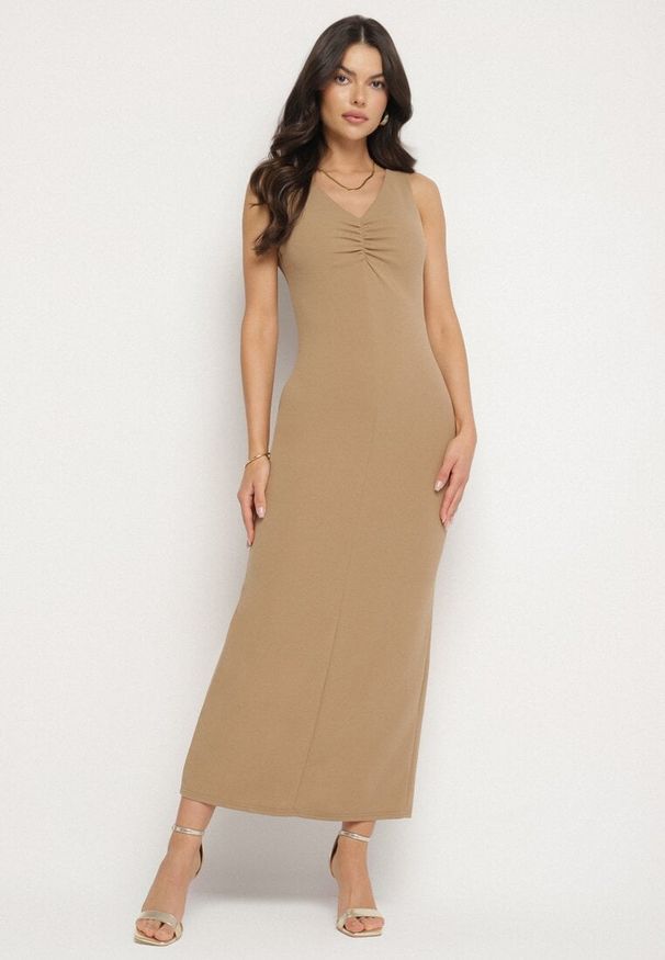 Born2be - Beżowa Dopasowana Sukienka z Wiskozą Ozdobiona Marszczeniem Siloria. Okazja: na co dzień. Typ kołnierza: dekolt w kształcie V. Kolor: beżowy. Materiał: wiskoza. Wzór: aplikacja. Sezon: lato. Typ sukienki: proste. Styl: casual, elegancki
