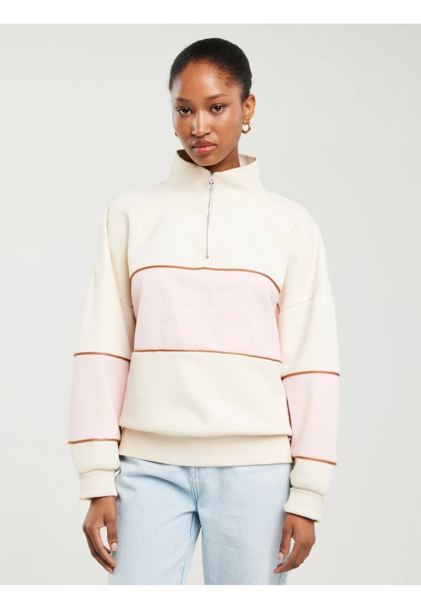 Big-Star - Bluza damska ze stójką zapinaną na zamek kremowa Rozalina 103. Typ kołnierza: kołnierzyk stójkowy. Kolor: biały. Materiał: dresówka, dzianina, jeans. Wzór: haft. Styl: sportowy, klasyczny