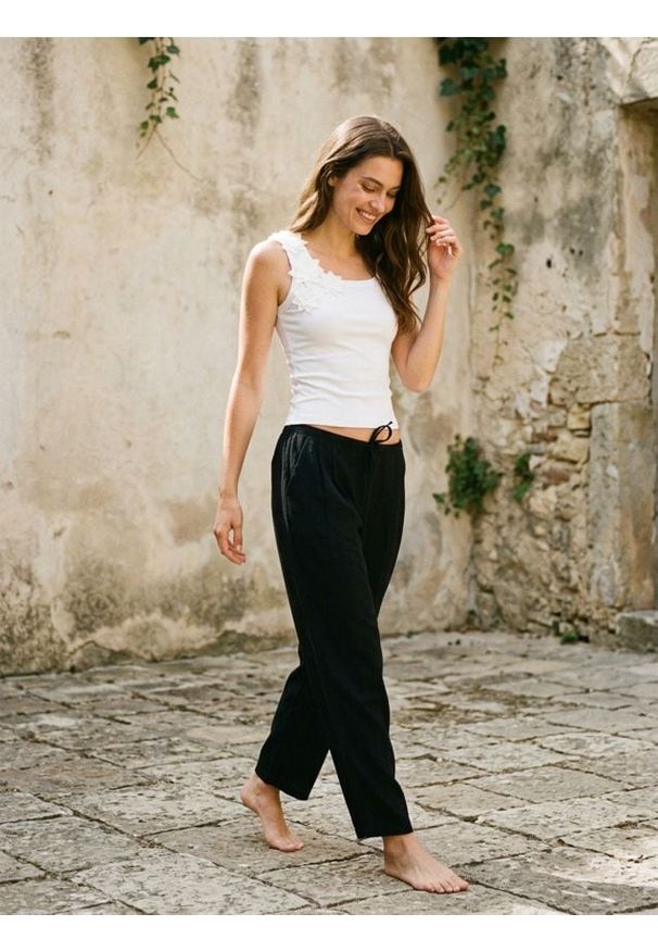 Sinsay - Wiskozowy prążkowany top z naszywkami w kształcie kwiatów - biały. Kolor: biały. Materiał: prążkowany, wiskoza. Wzór: aplikacja, kwiaty