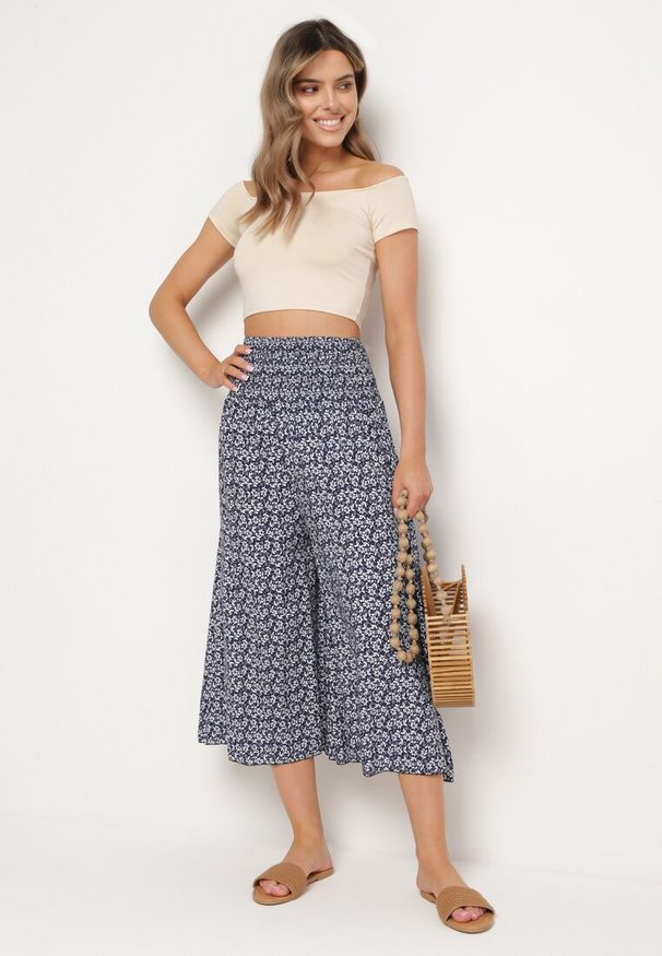 Born2be - Granatowe Bawełniane Spodnie Kuloty z Wysokim Stanem i Wzorem w Kwiaty Ondinne. Okazja: na co dzień. Stan: podwyższony. Kolor: niebieski. Materiał: bawełna. Wzór: kwiaty. Styl: casual, elegancki