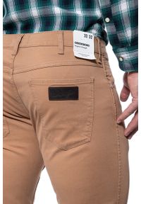 Wrangler - WRANGLER SPODNIE MĘSKIE GREENSBORO TOASTED COCONUT W15QSM45C. Materiał: materiał #5