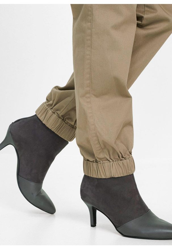 bonprix - Spodnie bojówki z bawełny ze stretchem. Kolor: zielony. Materiał: bawełna