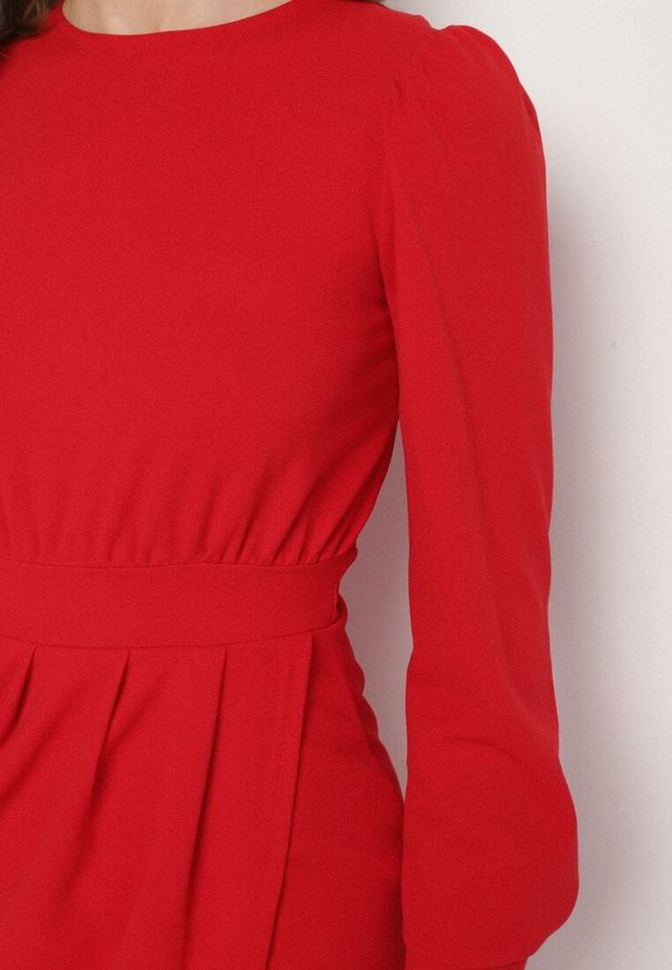 Born2be - Czerwona Sukienka z Marszczeniem i Bufiastymi Rękawami Redenia. Kolor: czerwony. Styl: elegancki, klasyczny