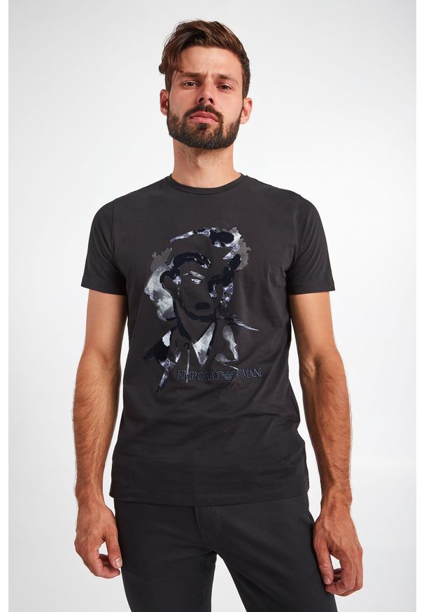 Emporio Armani - T-SHIRT EMPORIO ARMANI. Długość rękawa: krótki rękaw. Długość: krótkie. Wzór: haft, nadruk
