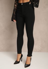 Renee - Czarne Spodnie Skinny Regular Waist Mandria. Okazja: na randkę, na co dzień. Kolor: czarny. Styl: elegancki, casual #4