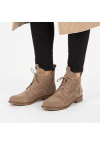 Botki damskie S.Barski, cholewka materiałowa ażurowa niski obcas lekka forma, beżowe, HY61-8009. Kolor: beżowy. Materiał: materiał. Szerokość cholewki: normalna. Wzór: ażurowy. Obcas: na obcasie. Wysokość obcasa: niski #1