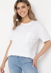 Born2be - Biały Bawełniany T-shirt o Klasycznym Fasonie z Kieszonką Asettia. Okazja: na co dzień, na spacer. Kolor: biały. Materiał: bawełna. Wzór: aplikacja. Styl: klasyczny #1