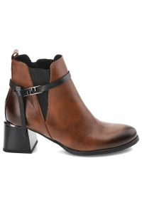 Brązowe Botki Armodo Eleganckie Obuwie Damskie Na Obcasie. Okazja: na co dzień, do pracy, na spotkanie biznesowe. Kolor: brązowy. Materiał: skóra. Obcas: na obcasie. Styl: elegancki. Wysokość obcasa: średni