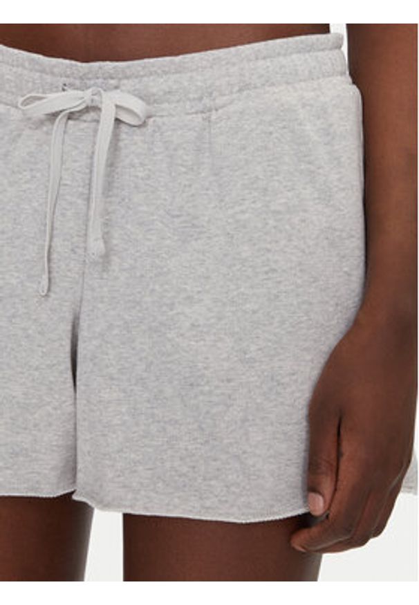 Under Armour Szorty sportowe Rival 1389657 Szary Regular Fit. Kolor: szary. Materiał: bawełna