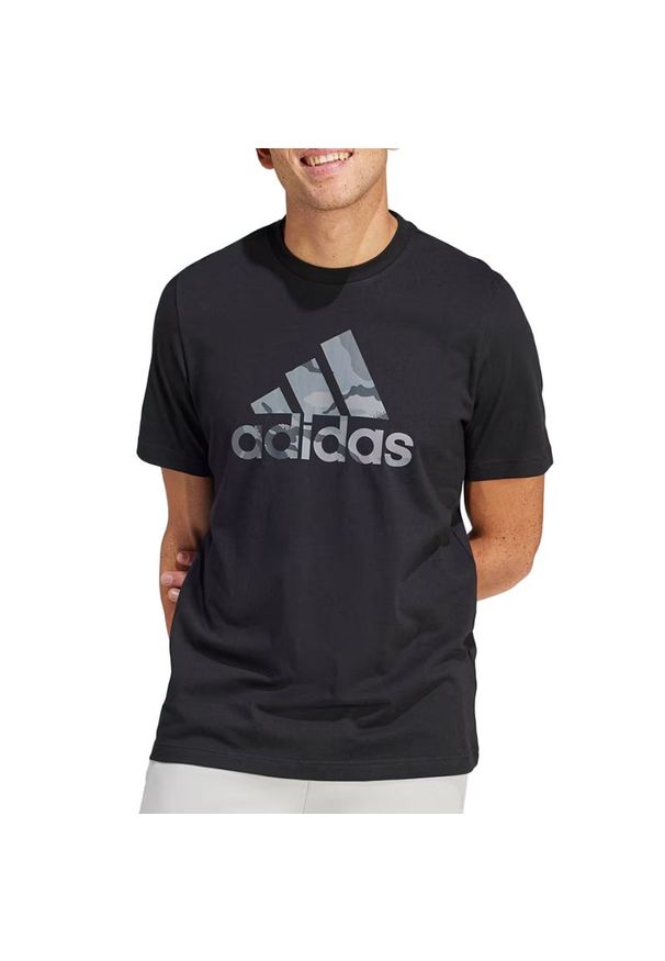 Adidas - Koszulka adidas Sportswear Camo Badge Of Sport Graphic IR5828 - czarna. Kolor: czarny. Materiał: bawełna. Długość rękawa: krótki rękaw. Długość: krótkie. Wzór: aplikacja