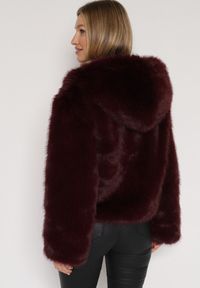 Born2be - Bordowa Kurtka Futrzana z Nieodpinanym Kapturem Vetirire. Okazja: na co dzień. Kolor: czerwony. Materiał: futro. Styl: elegancki, casual #6