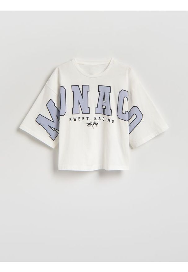 Reserved - Krótki t-shirt z napisem - złamana biel. Materiał: bawełna. Długość: krótkie. Wzór: napisy