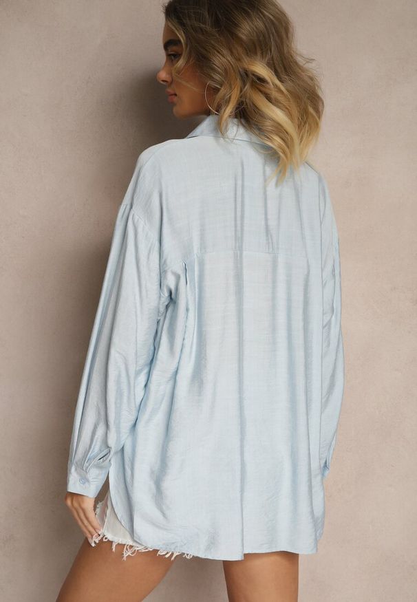 Renee - Jasnoniebieska Koszula z Wiskozy z Ozdobną Kieszonką Dovanna. Okazja: na co dzień, do pracy, na spotkanie biznesowe. Typ kołnierza: kołnierzyk klasyczny. Kolor: niebieski. Materiał: wiskoza. Styl: biznesowy, klasyczny, casual, elegancki