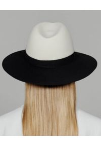 LESHKA - Biało-czarny kapelusz filcowy Fedora. Kolor: czarny