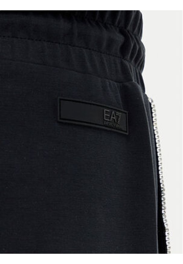 EA7 Emporio Armani Spodnie dresowe 7W000143 AF12643 UC001 Czarny Loose Fit. Kolor: czarny. Materiał: syntetyk