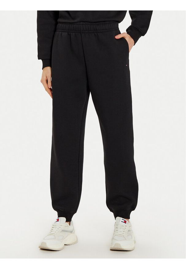 TOMMY HILFIGER - Tommy Hilfiger Spodnie dresowe Essential WW0WW45966 Czarny Regular Fit. Kolor: czarny. Materiał: syntetyk, bawełna
