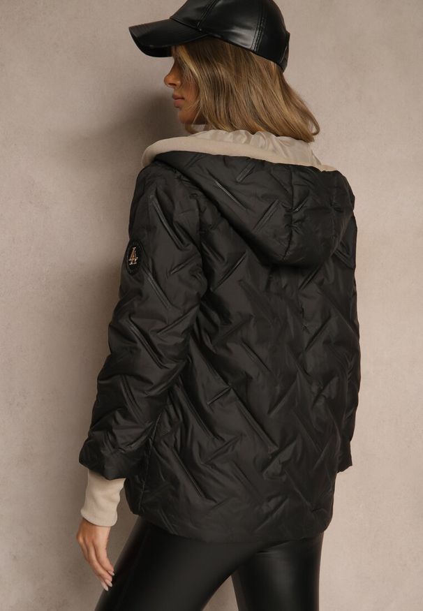 Renee - Czarna Kurtka z Pikowanymi Przeszyciami Kontrastowymi Wstawkami i Kapturem Tulirea. Okazja: na co dzień. Typ kołnierza: kaptur. Kolor: czarny. Materiał: jeans. Styl: elegancki, casual