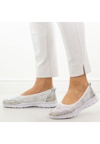 Białe ażurowe skórzane baleriny damskie Jezzi 9997. Okazja: na co dzień. Nosek buta: okrągły. Kolor: beżowy. Materiał: skóra. Szerokość cholewki: normalna. Wzór: ażurowy. Sezon: wiosna, jesień, lato. Styl: casual, elegancki, klasyczny #1