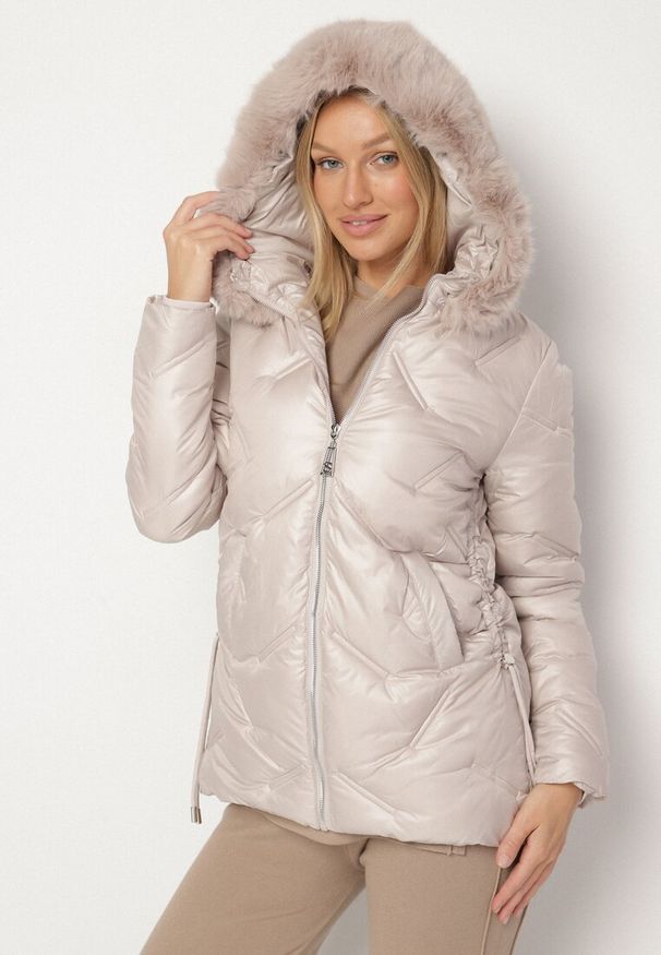 Born2be - Beżowa Kurtka z Oryginalnym Pikowaniem i Kapturem z Futerkiem Nallisa. Okazja: do pracy, na co dzień, na spotkanie biznesowe. Kolor: beżowy. Materiał: futro. Styl: casual, biznesowy