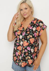Born2be - Czarna Bluzka w Kwiaty z Dekoltem V z Wiskozą Odalisa. Okazja: na co dzień. Kolekcja: plus size. Kolor: czarny. Materiał: wiskoza. Wzór: kwiaty. Sezon: lato, wiosna. Styl: elegancki, casual #6