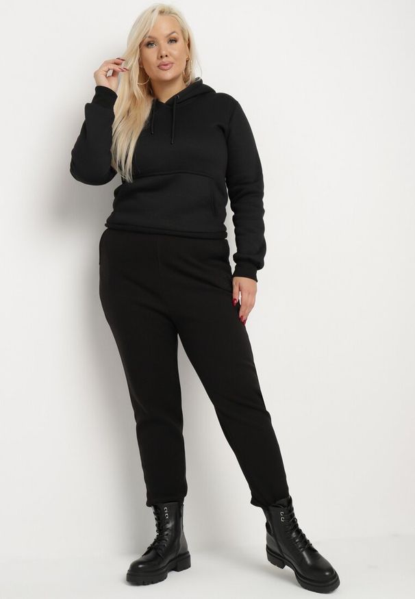 Born2be - Czarne Spodnie Dresowe z Bawełną z Kieszeniami i Gumką w Talii Ocieplane Futerkiem Poleeti. Okazja: na co dzień. Kolekcja: plus size. Kolor: czarny. Materiał: dresówka, futro, bawełna. Wzór: aplikacja. Styl: elegancki, casual