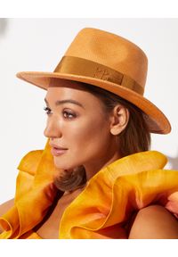 RUSLAN BAGINSKIY - Brązowy kapelusz ze wstążką. Kolor: brązowy. Wzór: aplikacja. Styl: klasyczny