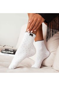 Milena - Białe skarpetki damskie w kropki + kokarda 749. Kolor: biały. Materiał: bawełna, elastan, poliamid, materiał. Wzór: kropki