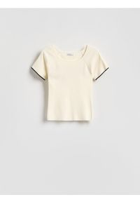 Reserved - Sweter z krótkim rękawem - złamana biel. Materiał: dzianina, wiskoza. Długość rękawa: krótki rękaw. Długość: krótkie #1