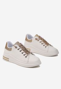Born2be - Biało-Złote Sneakersy z Biżuteryjnym Wiązaniem i Brokatowymi Wstawkami Eleria. Kolor: biały. Wzór: aplikacja #4