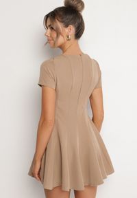 Born2be - Ciemnobeżowa Rozkloszowana Sukienka z Krótkim Rękawem i Ozdobnymi Przeszyciami Meporea. Okazja: na co dzień. Kolor: beżowy. Długość rękawa: krótki rękaw. Styl: klasyczny, casual, elegancki #2