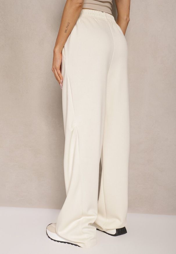 Renee - Jasnobeżowe Spodnie o Szerokim Kroju High Waist z Gumką w Pasie Belobira. Okazja: na co dzień. Stan: podwyższony. Kolor: beżowy. Długość: długie. Styl: casual, elegancki, wizytowy