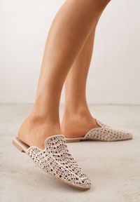 Renee - Beżowe Ażurowe Klapki Mule z Plecioną Cholewką Raguela. Kolor: beżowy. Materiał: jeans. Wzór: ażurowy #8