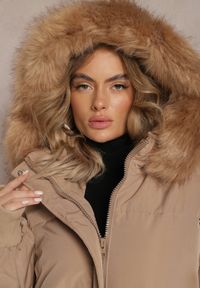 Renee - Ciemnobeżowa Kurtka Oversize z Futrzanym Kapturem Haduni. Kolor: beżowy. Materiał: futro. Długość rękawa: długi rękaw. Długość: długie. Wzór: aplikacja. Sezon: zima #3