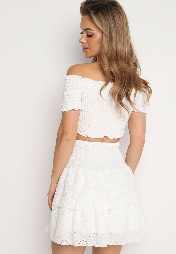 Born2be - Biały Bawełniany Komplet Krótki Top Typu Hiszpanka Spódnica Ażurowa z Gumką w Pasie Vimabelle. Kolor: biały. Materiał: bawełna. Wzór: ażurowy