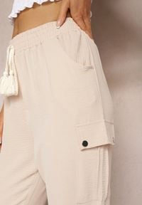 Renee - Beżowe Spodnie Cargo High Waist Wykończone Gumką w Pasie Nellindra. Okazja: na co dzień. Stan: podwyższony. Kolor: beżowy. Materiał: jedwab. Styl: klasyczny, elegancki, casual #5