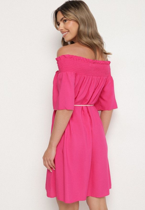 Born2be - Fuksjowa Sukienka z Wiskozą Bawełną Hiszpańskim Dekoltem i Sznurkiem Lilarenne. Okazja: na co dzień. Kolor: różowy. Materiał: bawełna, wiskoza. Sezon: lato. Styl: casual, elegancki