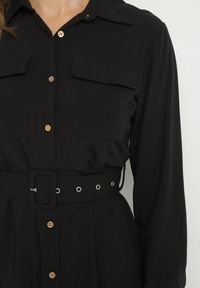 Born2be - Czarna Koszulowa Sukienka Rozkloszowana Ozdobiona Kieszeniami z Klapami i Paskiem Rinnella. Kolor: czarny. Wzór: aplikacja. Typ sukienki: koszulowe. Styl: klasyczny #3