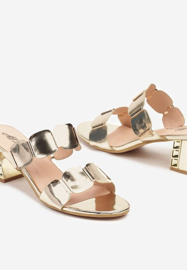 Born2be - Złote Klapki na Słupku z Metaliczną Wstawką z Szerokimi Paskami Morilira. Okazja: na co dzień. Nosek buta: otwarty. Kolor: złoty. Materiał: jeans. Wzór: paski. Sezon: lato. Obcas: na słupku. Styl: casual, elegancki