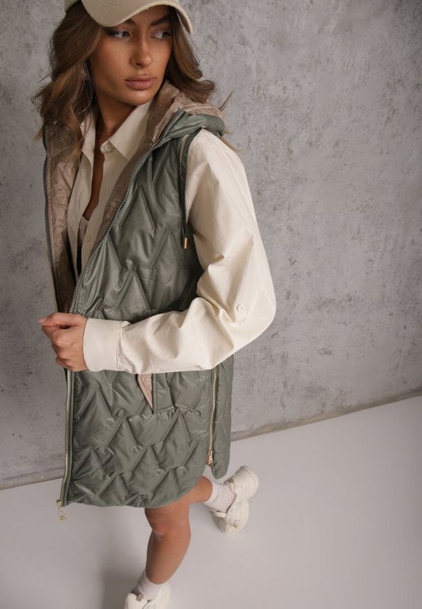 Renee - Zielona Długa Kamizelka Pikowana z Nieodpinanym Kapturem Semaea. Kolor: zielony. Materiał: prążkowany, jeans. Długość: długie. Styl: street