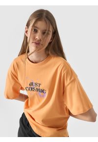 4F JUNIOR - T-shirt z nadrukiem dziewczęcy - pomarańczowy. Okazja: na co dzień. Kolor: pomarańczowy. Materiał: jersey, bawełna, dzianina. Długość rękawa: krótki rękaw. Długość: krótkie. Wzór: nadruk. Styl: casual, sportowy