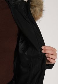 Born2be - Czarna Pikowana Kurtka z Paskiem Nieodpinanym Kapturem i Futerkiem Retinda. Okazja: na spacer, na co dzień. Kolor: czarny. Materiał: futro. Styl: casual #5