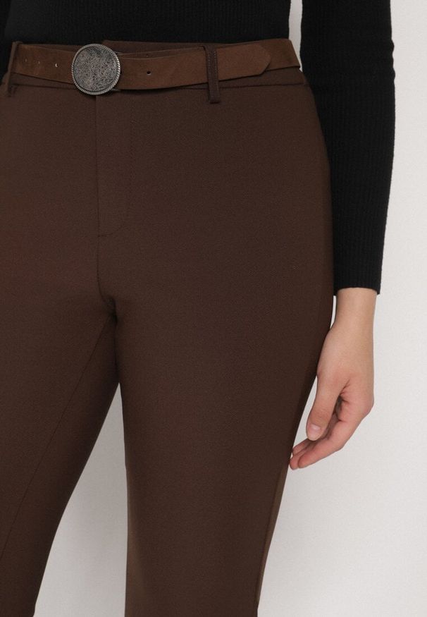 Born2be - Brązowe Spodnie Dzwony z Wiskozy z Bawełną z Wysokim Stanem Ozdobione Paskiem Liadona. Okazja: na co dzień, do pracy. Stan: podwyższony. Kolor: brązowy. Materiał: wiskoza, bawełna. Wzór: aplikacja. Styl: casual, elegancki, klasyczny