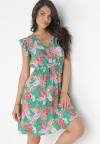 Born2be - Zielona Sukienka Mini z Gumką w Talii i Falbankami z Wiskozy Calanna. Typ kołnierza: kołnierz z falbankami. Kolor: zielony. Materiał: wiskoza. Sezon: wiosna, lato. Długość: mini #1