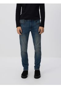 Reserved - Jeansy slim z efektem sprania - granatowy. Kolor: niebieski