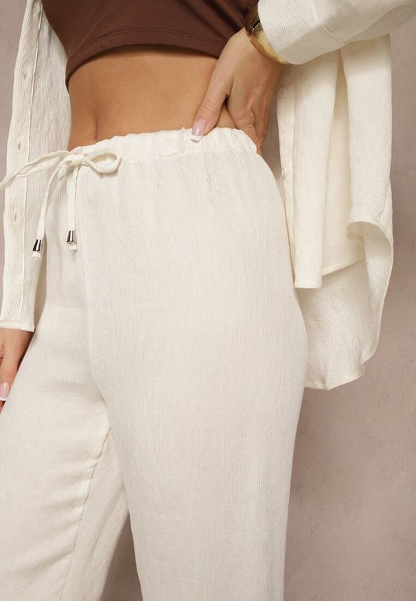 Renee - Białe Wiskozowe Spodnie o Szerokim Kroju Wiązanie w Pasie Falriza. Okazja: na co dzień. Kolor: biały. Materiał: wiskoza. Styl: elegancki, casual