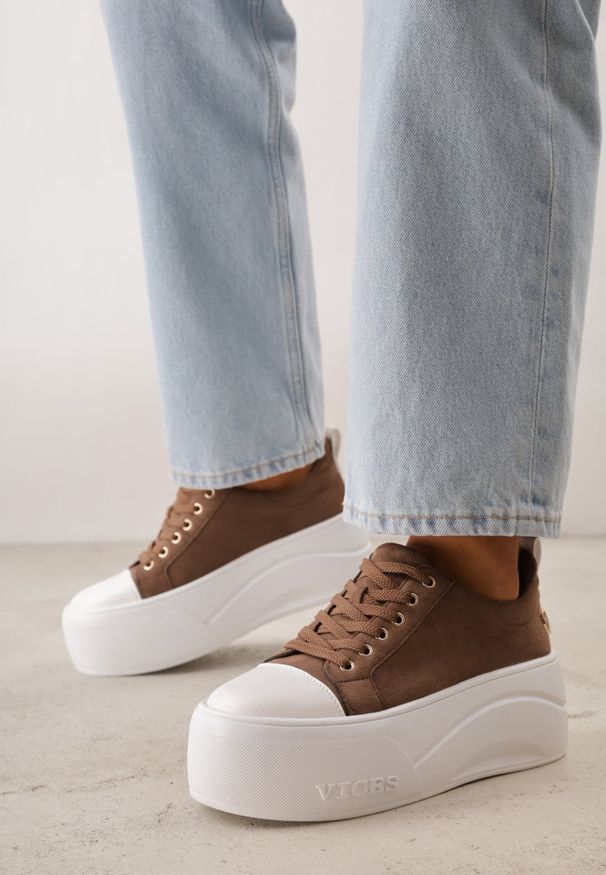 Renee - Ciemnobeżowe Sneakersy VICES na Platformie z Metaliczną Aplikacją i Napisem Beli. Okazja: na co dzień. Kolor: beżowy. Szerokość cholewki: normalna. Wzór: aplikacja, napisy. Obcas: na platformie