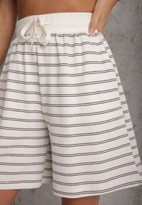 Renee - Czarno-Białe Casualowe Szorty High Waist w Prążki z Bawełnianej Tkaniny Lennliss. Okazja: na co dzień. Stan: podwyższony. Kolor: biały. Materiał: bawełna, tkanina. Wzór: prążki. Sezon: lato. Styl: casual #2
