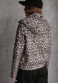 Renee - Panterkowa Kurtka z Odpinanym Kapturem Anastaera. Materiał: poliester. Długość rękawa: długi rękaw. Sezon: wiosna #3